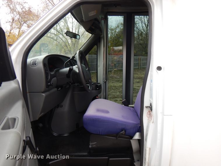 image for item FW9916 2008 Ford E350 Super Duty  shuttle bus