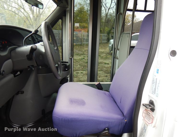 image for item FW9916 2008 Ford E350 Super Duty  shuttle bus