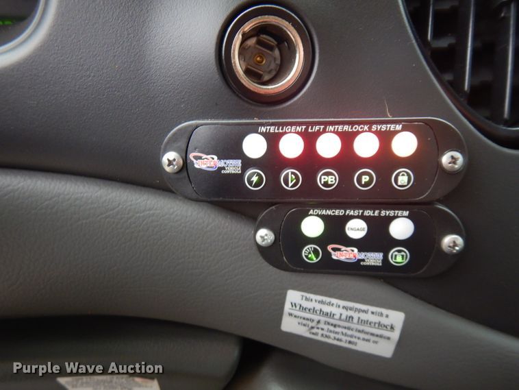 image for item FW9916 2008 Ford E350 Super Duty  shuttle bus