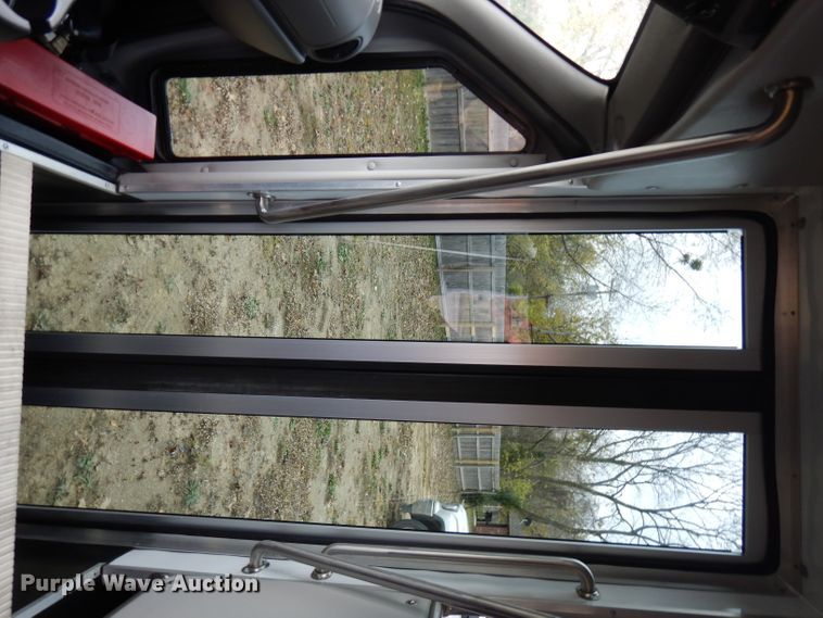 image for item FW9916 2008 Ford E350 Super Duty  shuttle bus