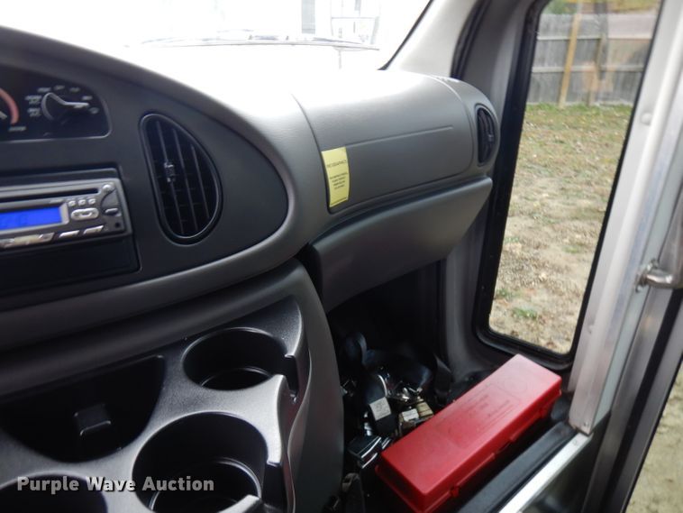 image for item FW9916 2008 Ford E350 Super Duty  shuttle bus