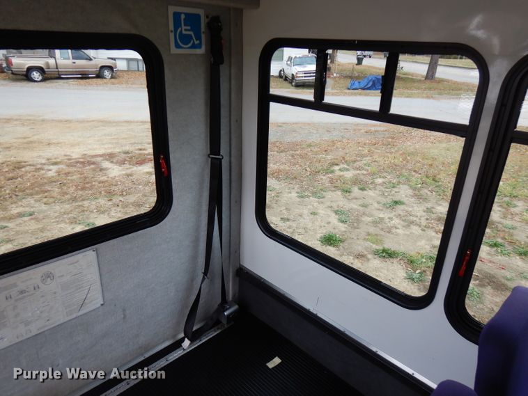 image for item FW9916 2008 Ford E350 Super Duty  shuttle bus