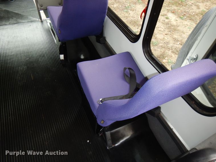 image for item FW9916 2008 Ford E350 Super Duty  shuttle bus