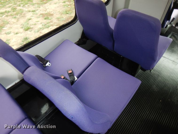 image for item FW9916 2008 Ford E350 Super Duty  shuttle bus