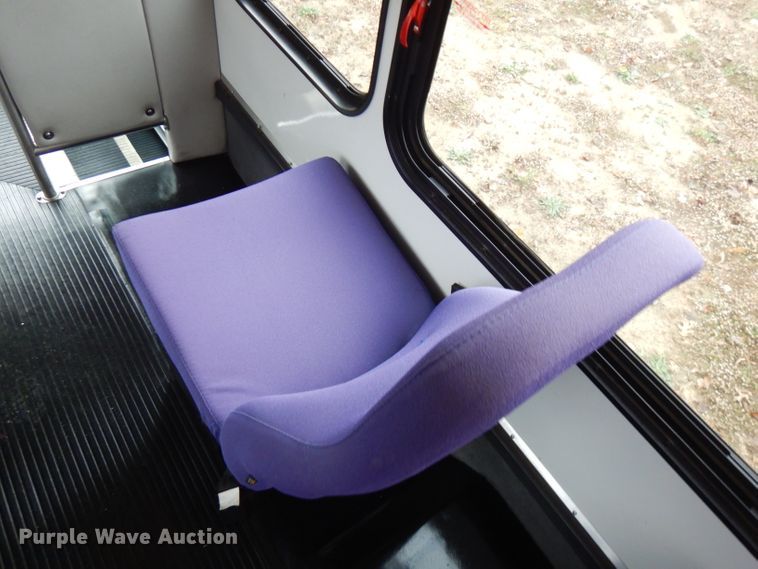 image for item FW9916 2008 Ford E350 Super Duty  shuttle bus