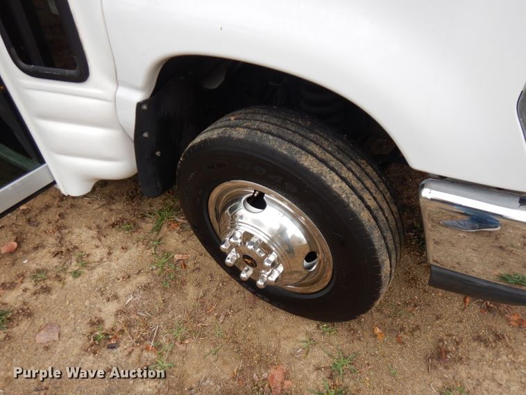 image for item FW9916 2008 Ford E350 Super Duty  shuttle bus