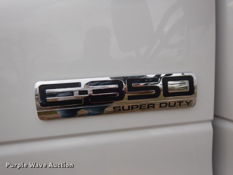 image for item FW9916 2008 Ford E350 Super Duty  shuttle bus