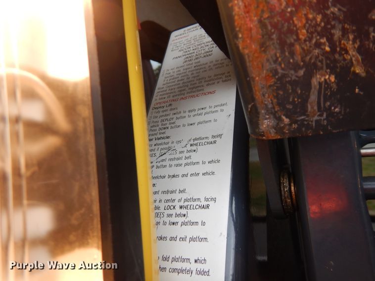 image for item FW9916 2008 Ford E350 Super Duty  shuttle bus