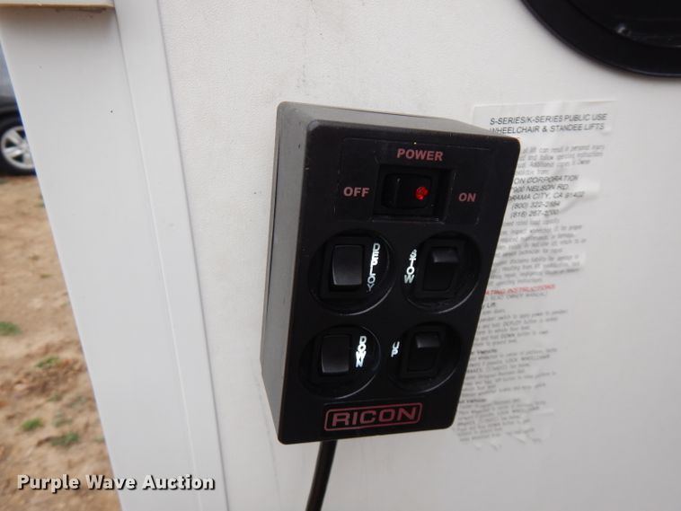 image for item FW9916 2008 Ford E350 Super Duty  shuttle bus