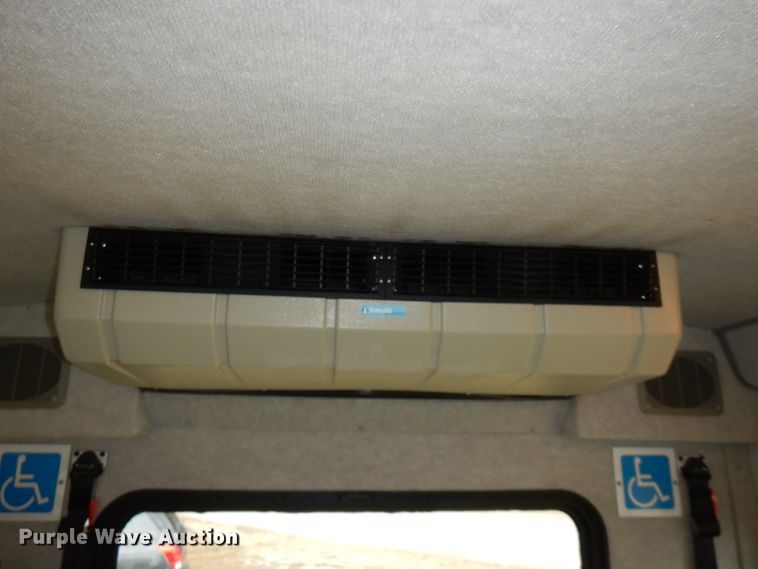 image for item FW9916 2008 Ford E350 Super Duty  shuttle bus