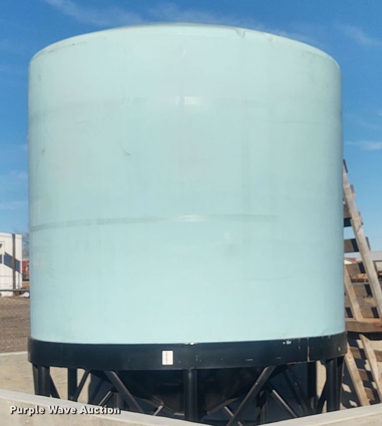 image for item FY9768 5,500 gallon storage tank