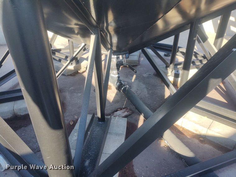 image for item FY9768 5,500 gallon storage tank