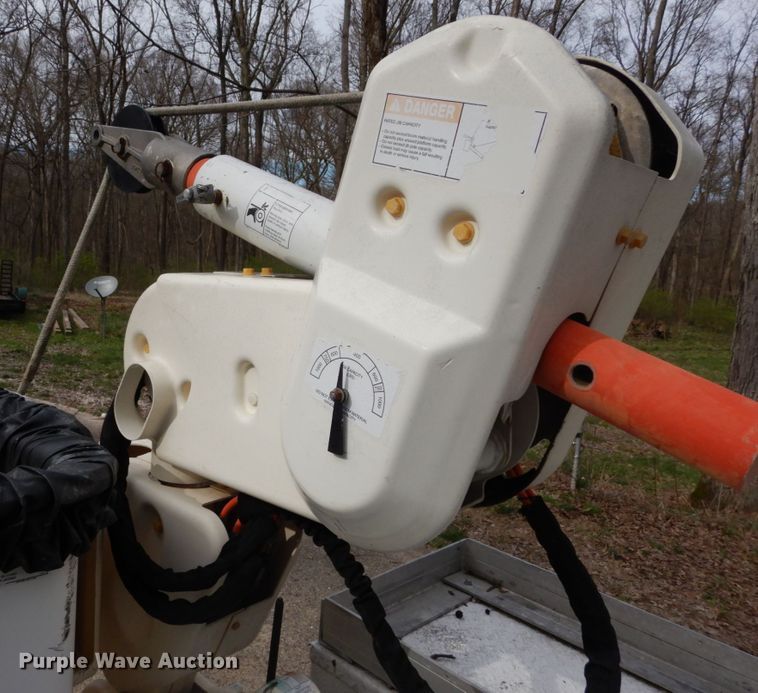 image for item GB9886 2008 Sterling 5500  bucket truck