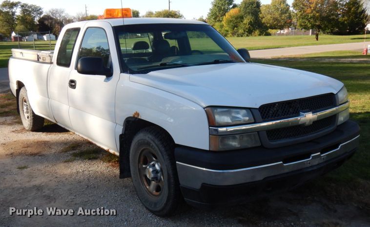 image for item HD9031 2003 Chevrolet Silverado 1500  Ext. Cab pickup truck