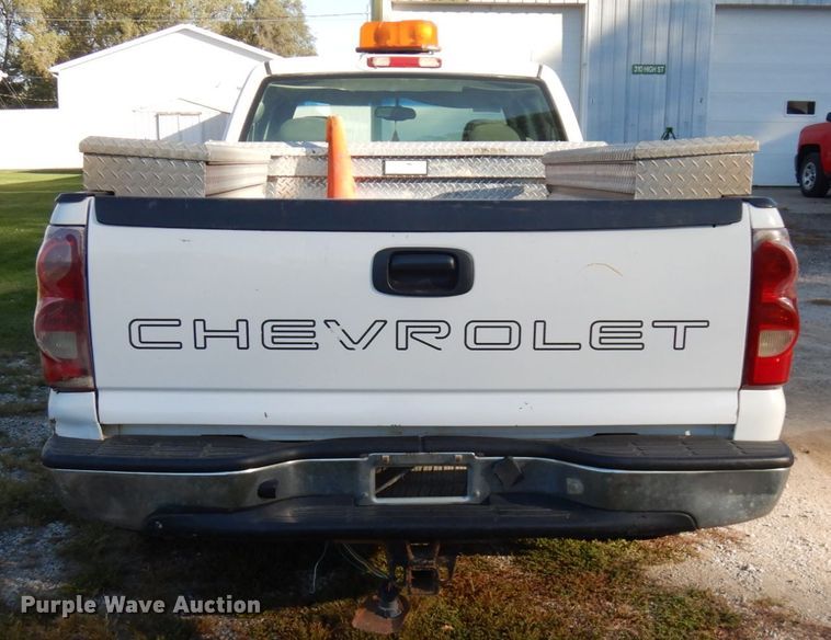 image for item HD9031 2003 Chevrolet Silverado 1500  Ext. Cab pickup truck