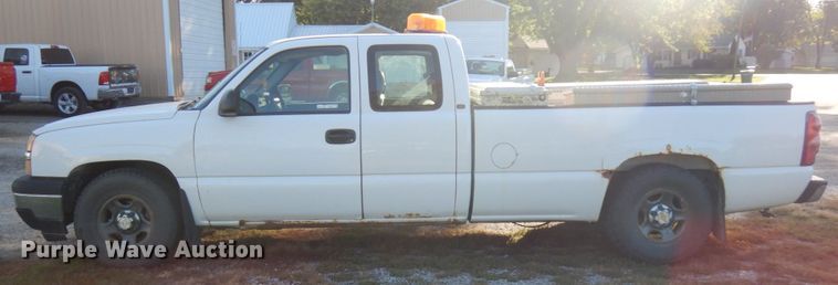 image for item HD9031 2003 Chevrolet Silverado 1500  Ext. Cab pickup truck