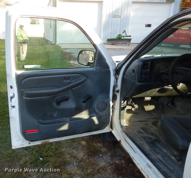 image for item HD9031 2003 Chevrolet Silverado 1500  Ext. Cab pickup truck