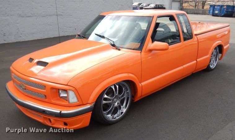 image for item HD9152 1995 GMC Sonoma  Ext. Cab pickup truck