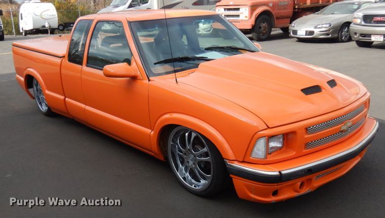 image for item HD9152 1995 GMC Sonoma  Ext. Cab pickup truck