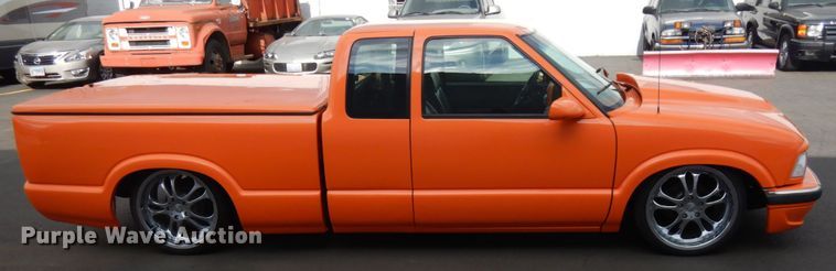 image for item HD9152 1995 GMC Sonoma  Ext. Cab pickup truck