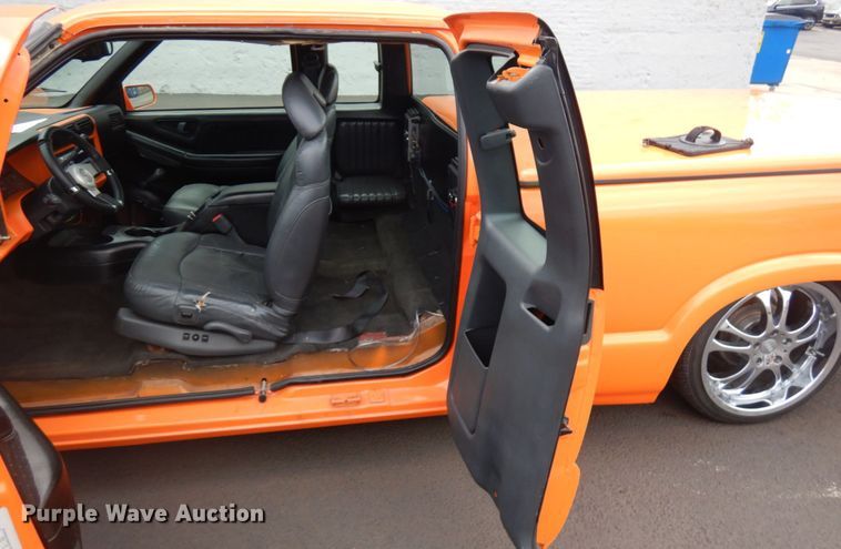 image for item HD9152 1995 GMC Sonoma  Ext. Cab pickup truck