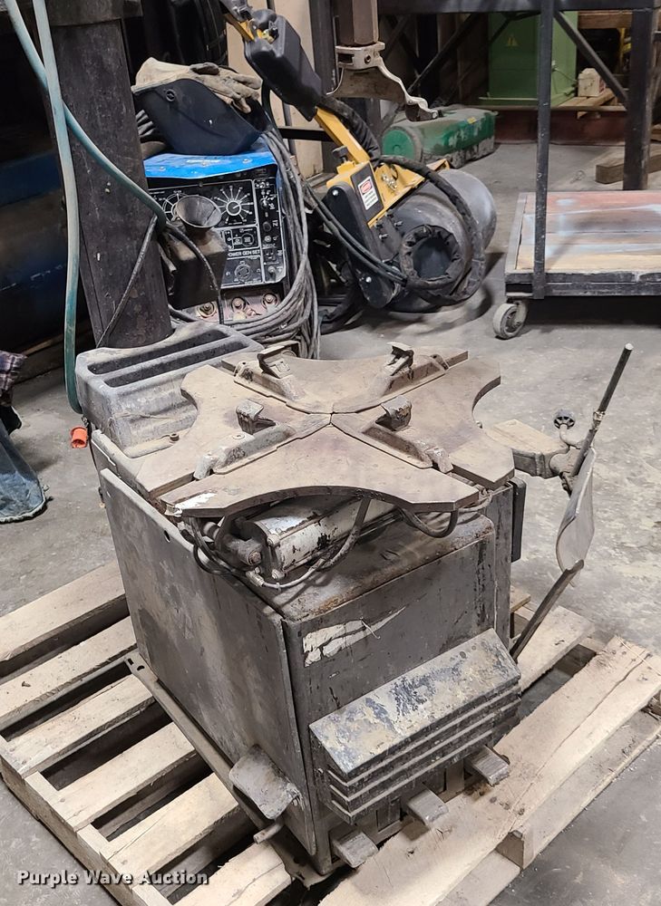 image for item HE9899 JBC tire machine