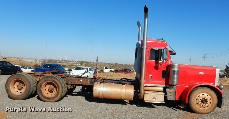 image for item HI9010 2000 Peterbilt 379  semi truck