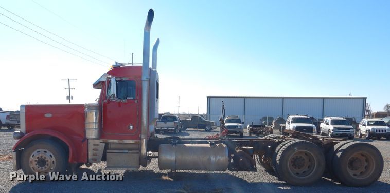 image for item HI9010 2000 Peterbilt 379  semi truck