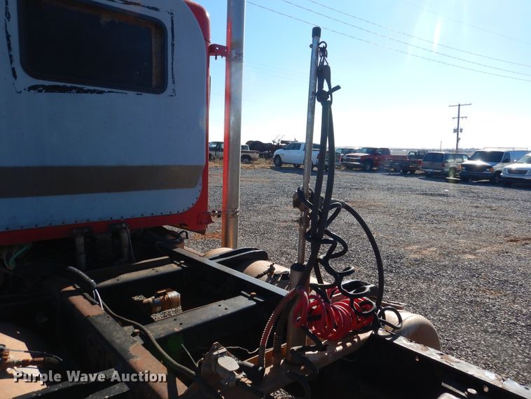 image for item HI9010 2000 Peterbilt 379  semi truck