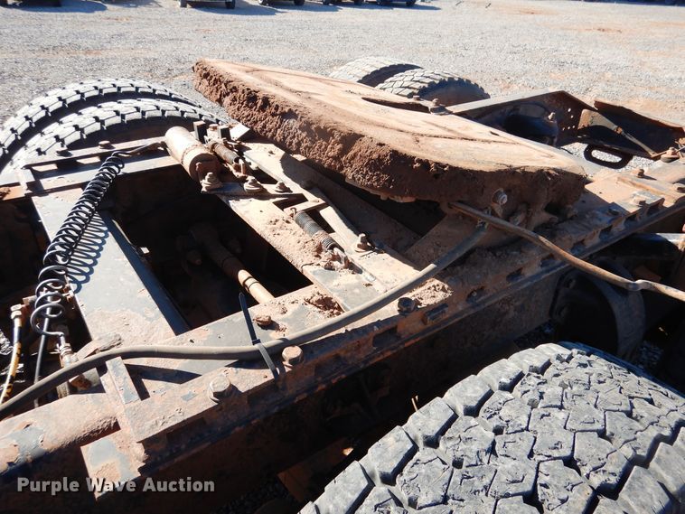 image for item HI9010 2000 Peterbilt 379  semi truck