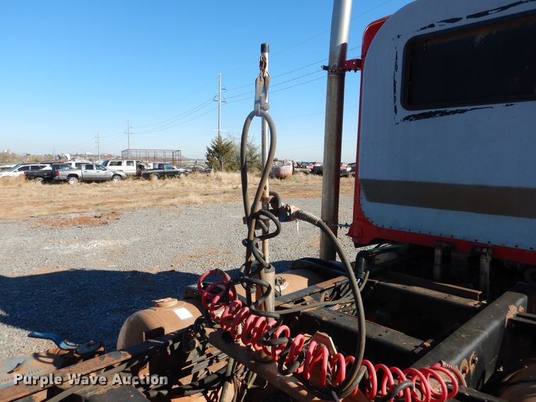 image for item HI9010 2000 Peterbilt 379  semi truck