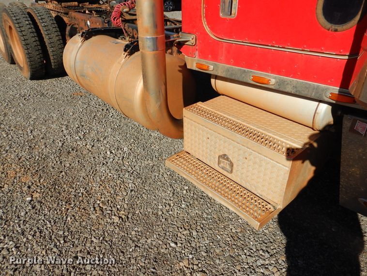 image for item HI9010 2000 Peterbilt 379  semi truck