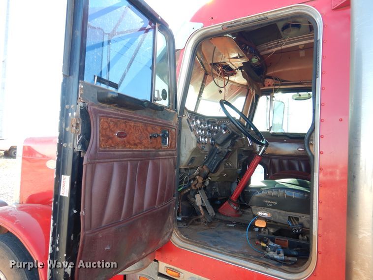 image for item HI9010 2000 Peterbilt 379  semi truck