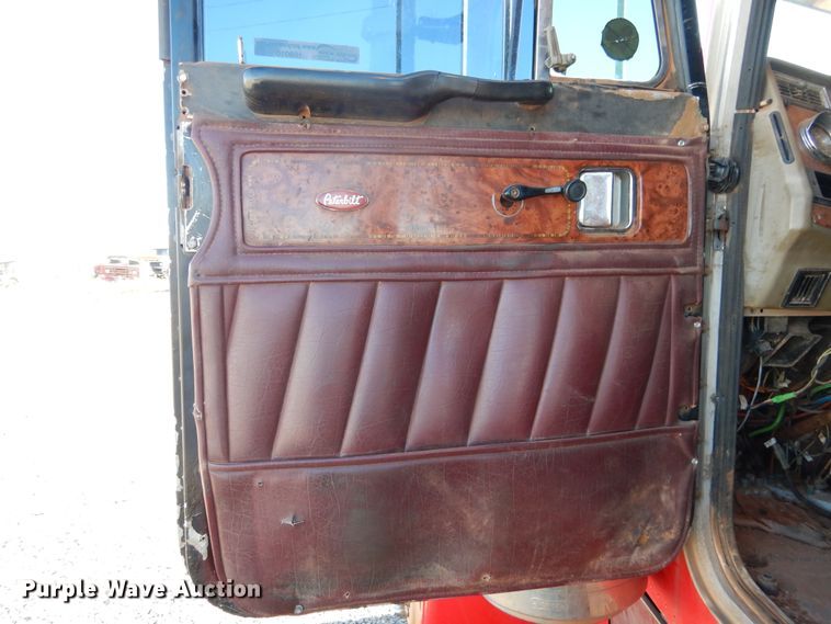 image for item HI9010 2000 Peterbilt 379  semi truck