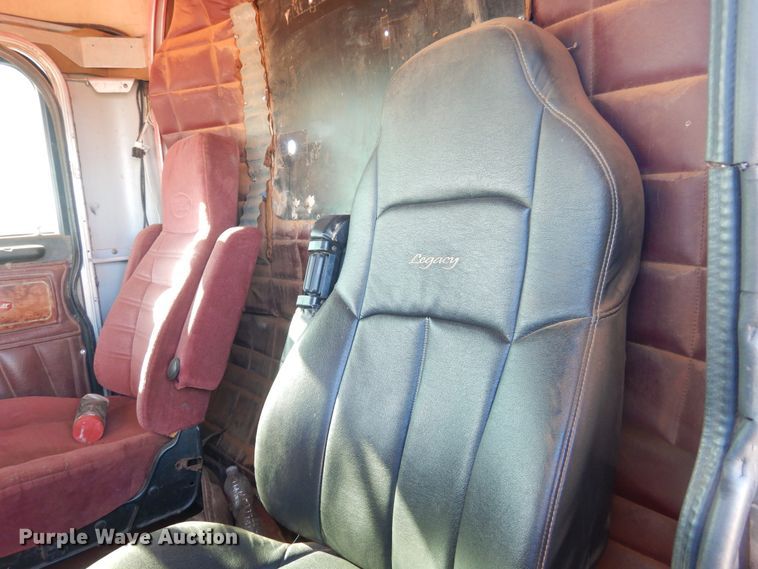 image for item HI9010 2000 Peterbilt 379  semi truck