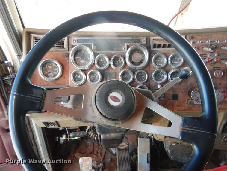 image for item HI9010 2000 Peterbilt 379  semi truck