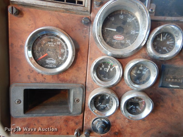 image for item HI9010 2000 Peterbilt 379  semi truck