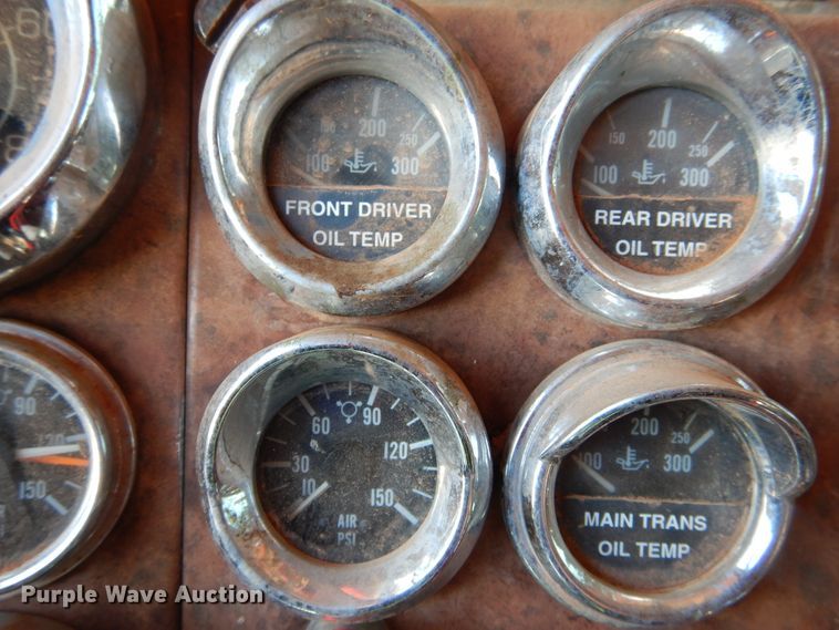 image for item HI9010 2000 Peterbilt 379  semi truck