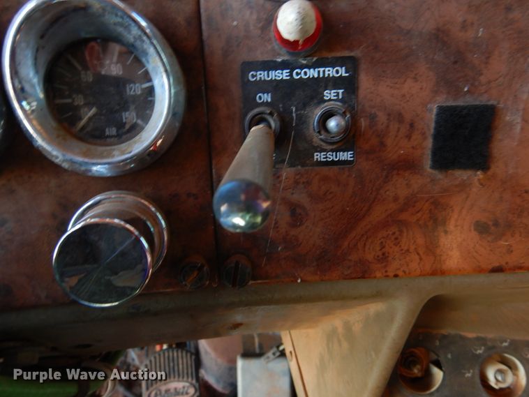 image for item HI9010 2000 Peterbilt 379  semi truck