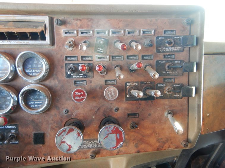 image for item HI9010 2000 Peterbilt 379  semi truck