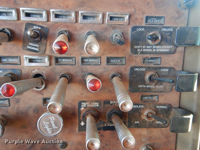 image for item HI9010 2000 Peterbilt 379  semi truck