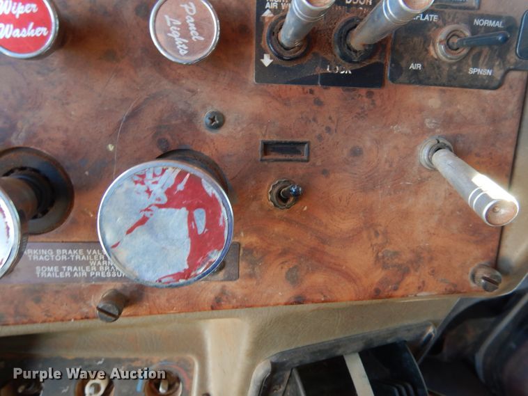 image for item HI9010 2000 Peterbilt 379  semi truck