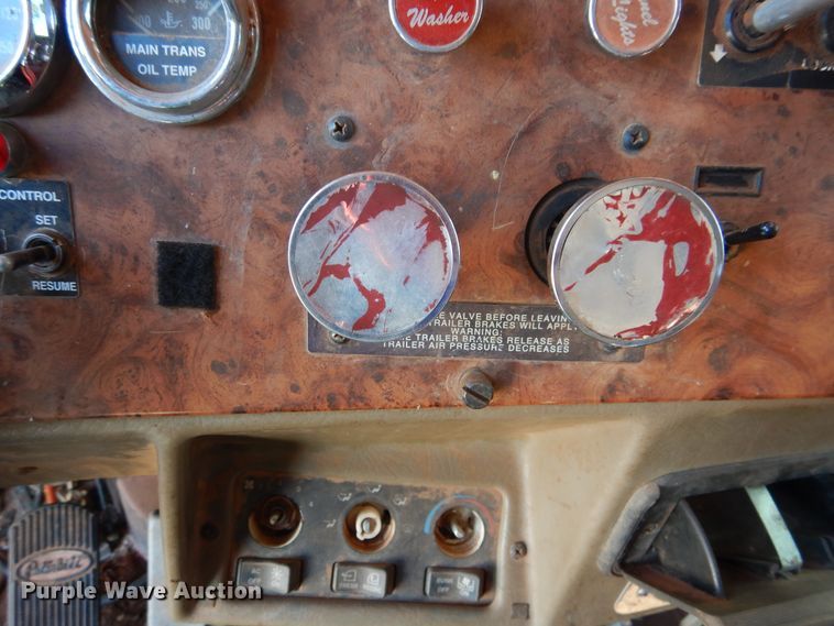 image for item HI9010 2000 Peterbilt 379  semi truck