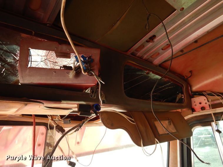 image for item HI9010 2000 Peterbilt 379  semi truck