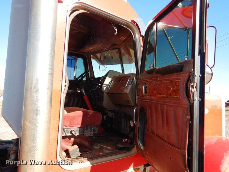 image for item HI9010 2000 Peterbilt 379  semi truck