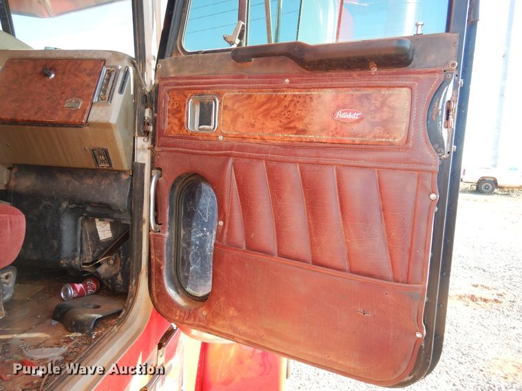 image for item HI9010 2000 Peterbilt 379  semi truck