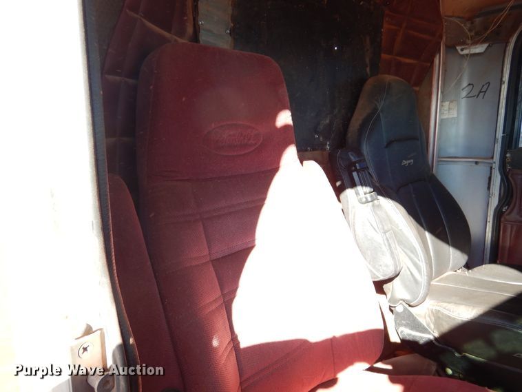 image for item HI9010 2000 Peterbilt 379  semi truck