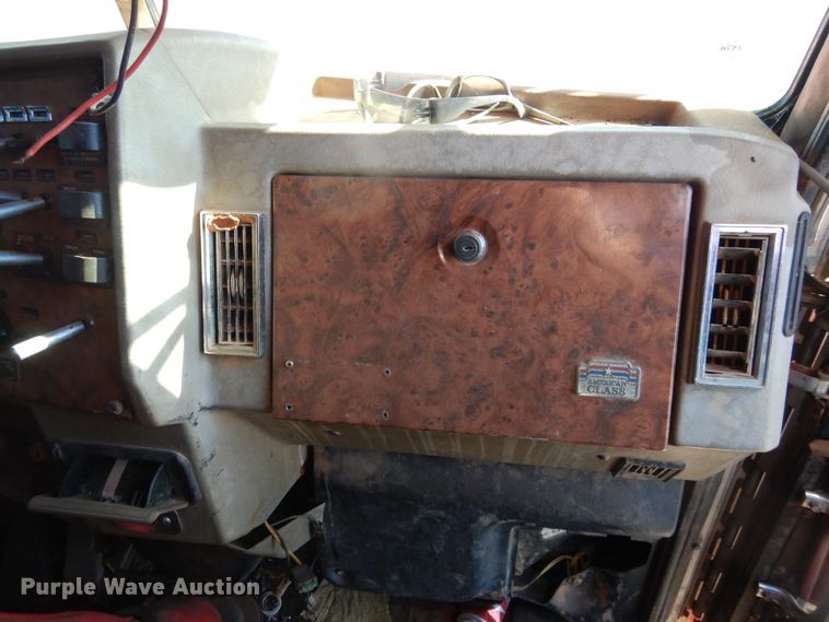 image for item HI9010 2000 Peterbilt 379  semi truck