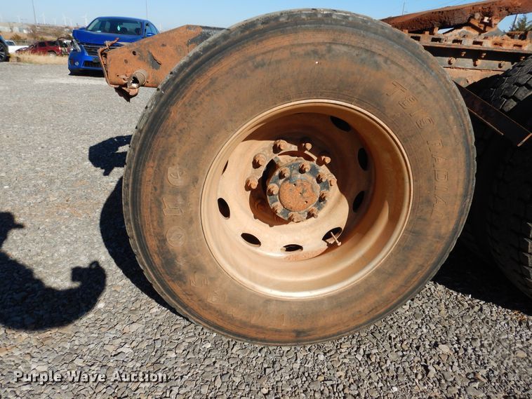 image for item HI9010 2000 Peterbilt 379  semi truck