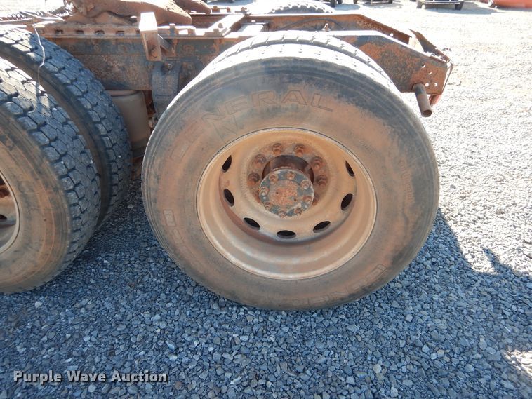 image for item HI9010 2000 Peterbilt 379  semi truck